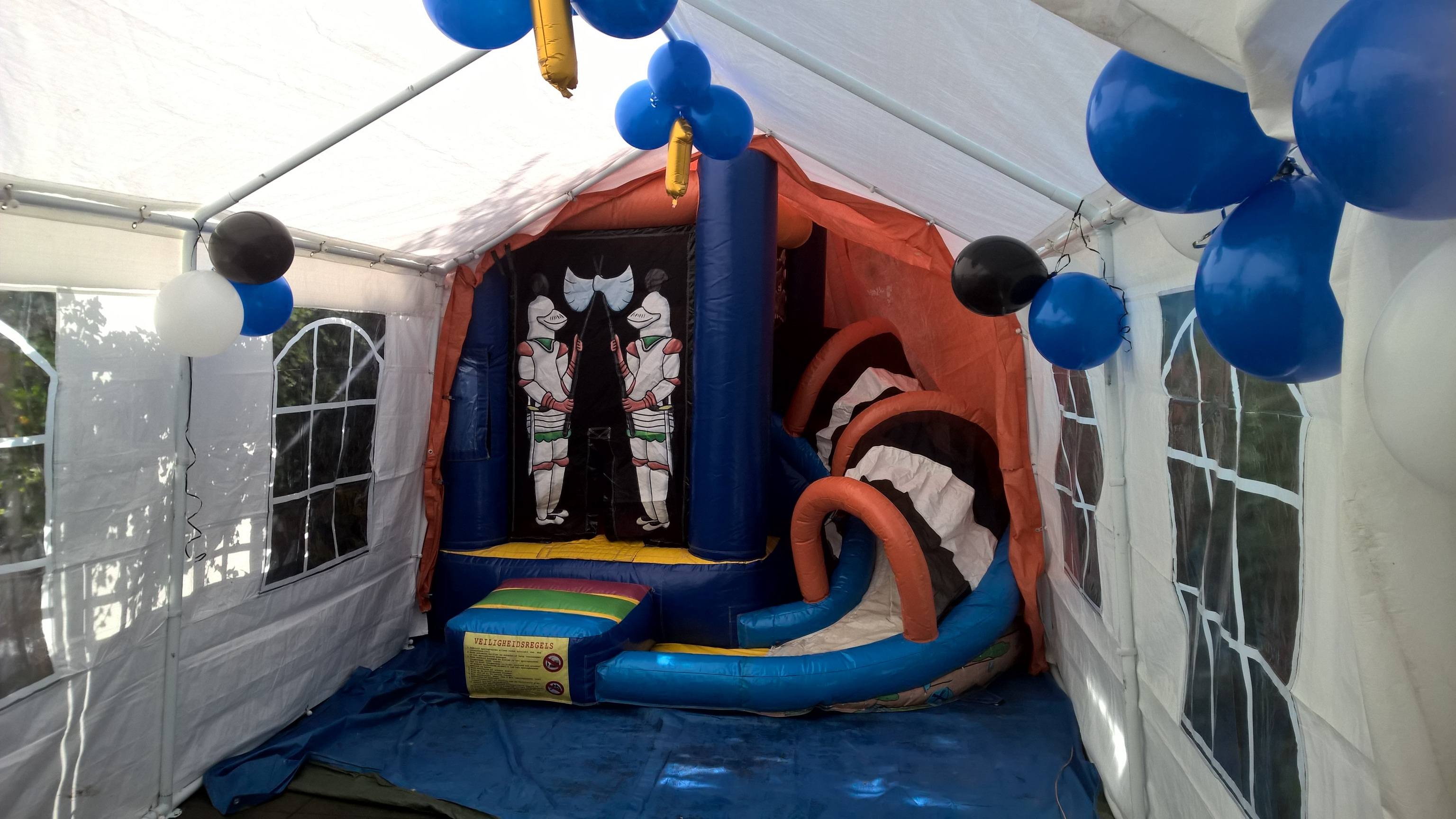 01 springkussen mini ridder met glijbaan in tent.jpg